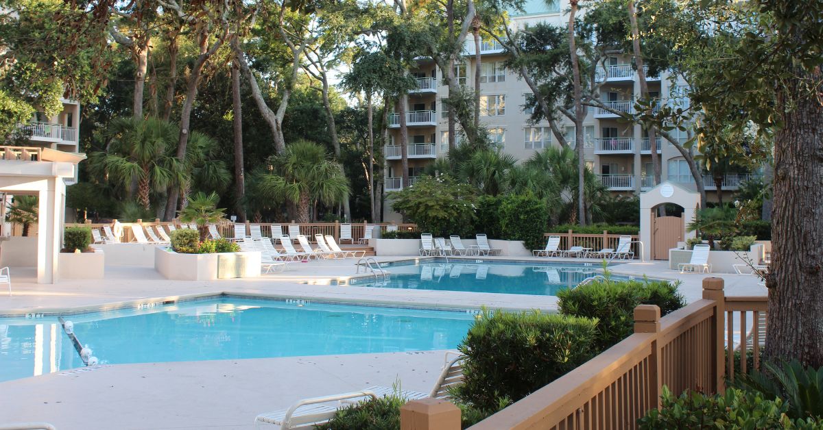 Cortile di un hotel con due piscine