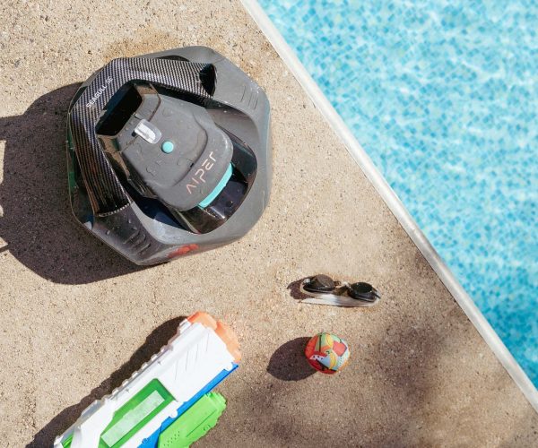 Robot Aiper a bordo piscina con occhiali e pistola ad acqua vicino