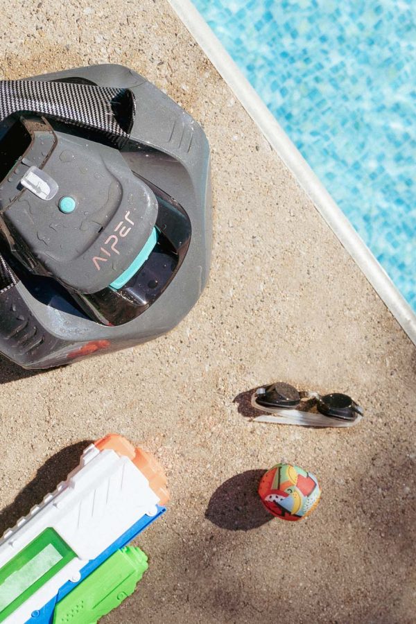 Robot Aiper a bordo piscina con occhiali e pistola ad acqua vicino